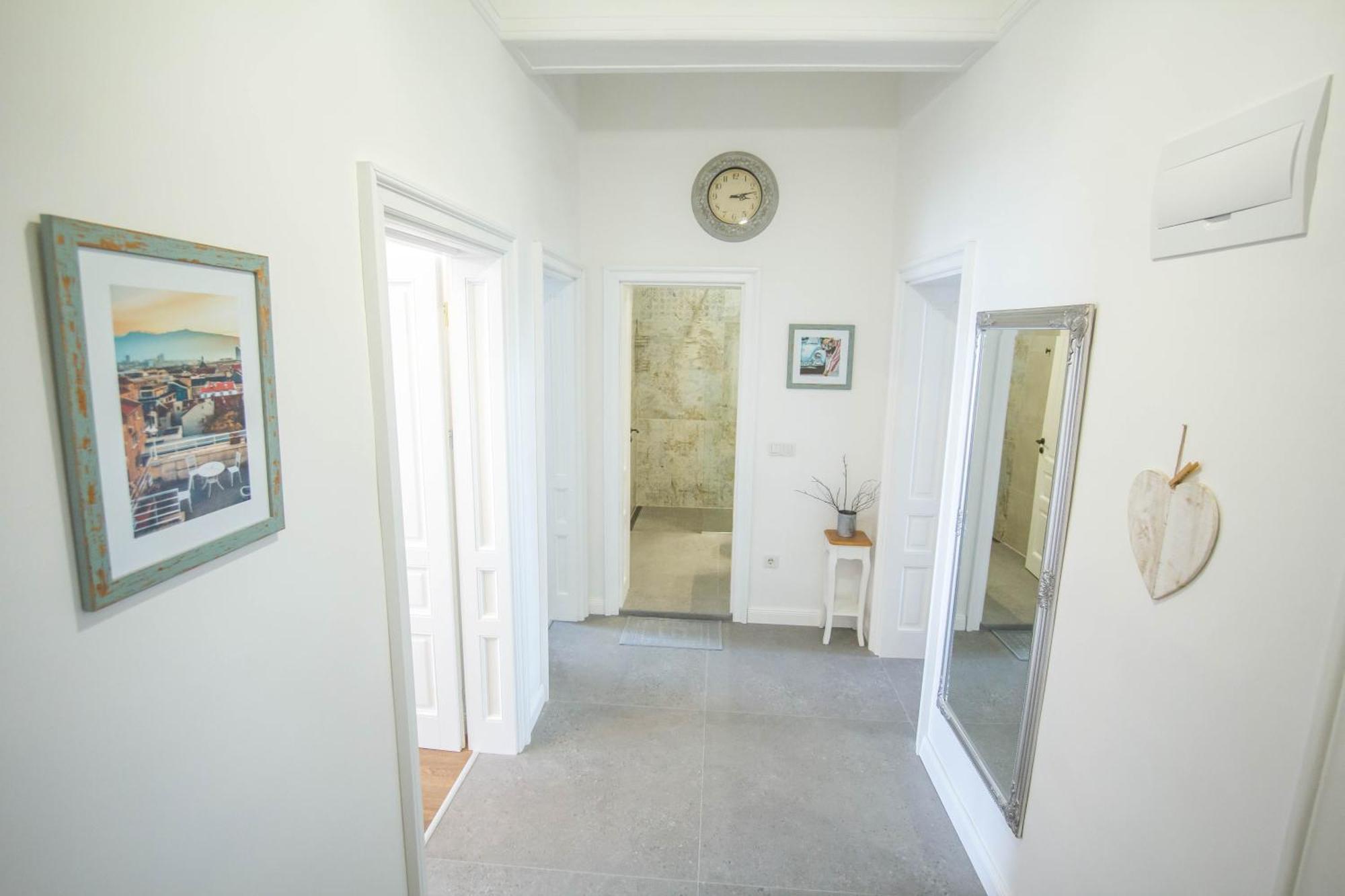 Lion'S Bridge Boutique 2Bdrm Apt, Top Center Gem 소피아 외부 사진