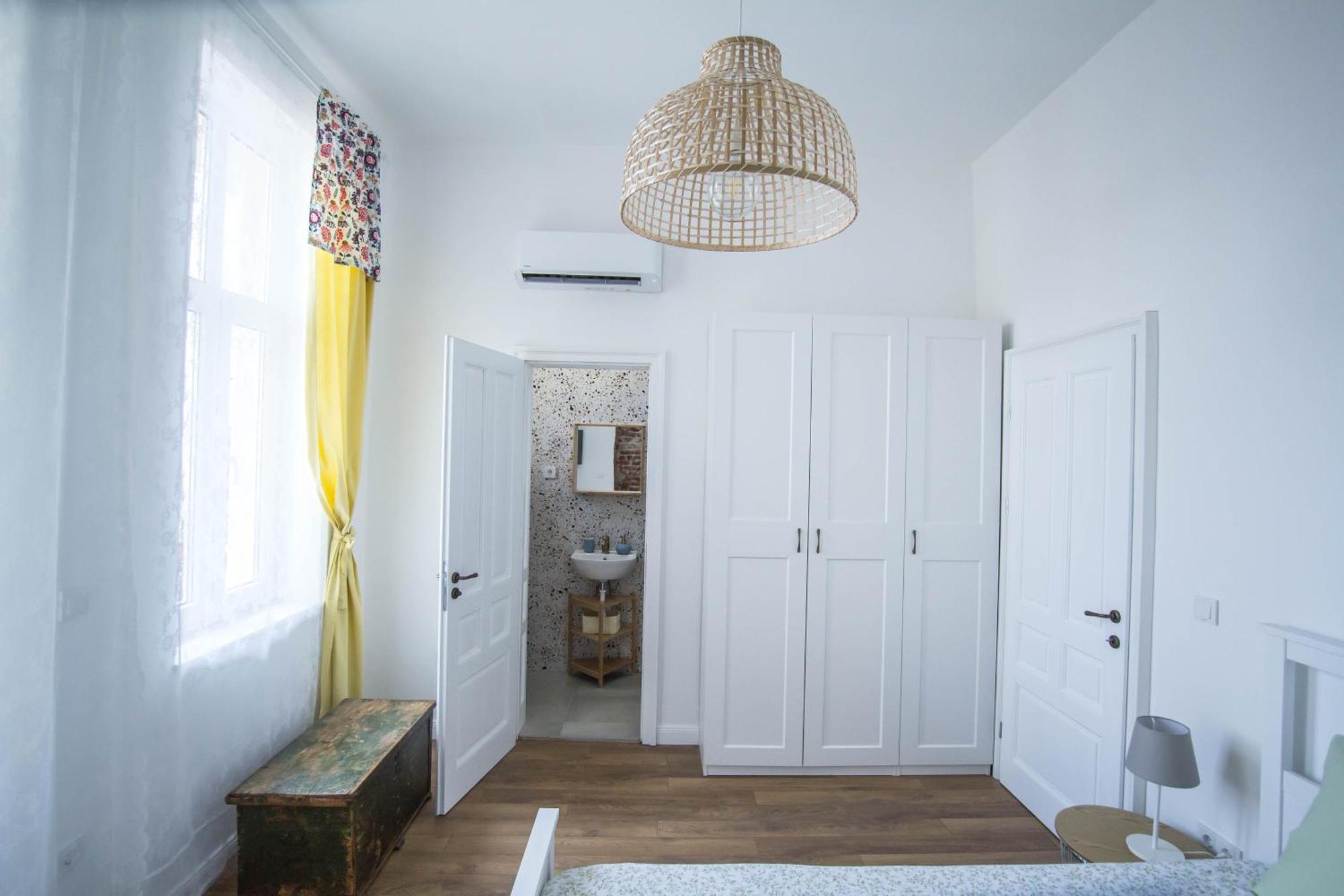 Lion'S Bridge Boutique 2Bdrm Apt, Top Center Gem 소피아 외부 사진